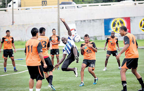 <p>Entreno. El equipo entrenó muy duro ayer.</p>
