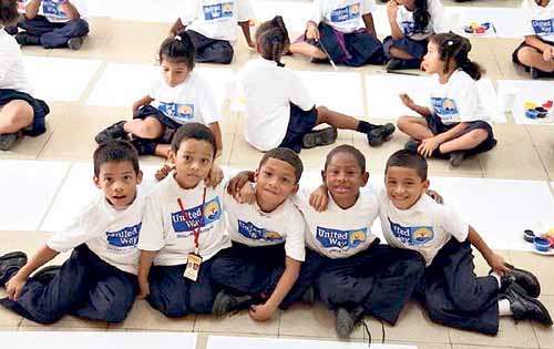 <p>Fotografías. Niños que dan prueba de la ayuda voluntaria.</p>