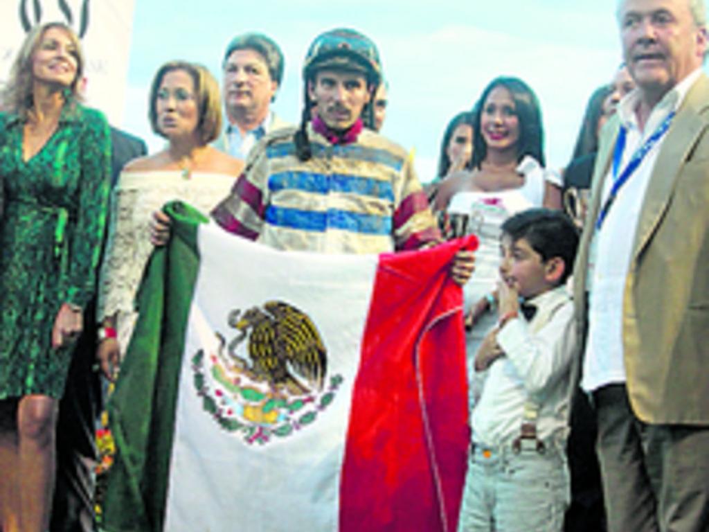 4. Los mexicanos celebraron en grande la victoria de ayer.