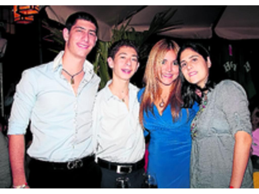 3. Ezequiel Ini, Federico Ini, Blanca Ini y Blanca Bibas.