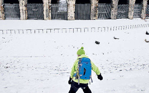 <p>Niña juega cerca del Coliseo Romano.</p>