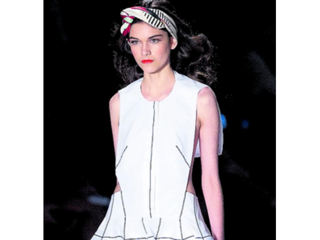 Si la base del pañuelo es blanca, entonces, el vestido se puede llevar en otro tono. Pero si prefieres el look en esta tonalidad, la pañoleta debe tener más color.