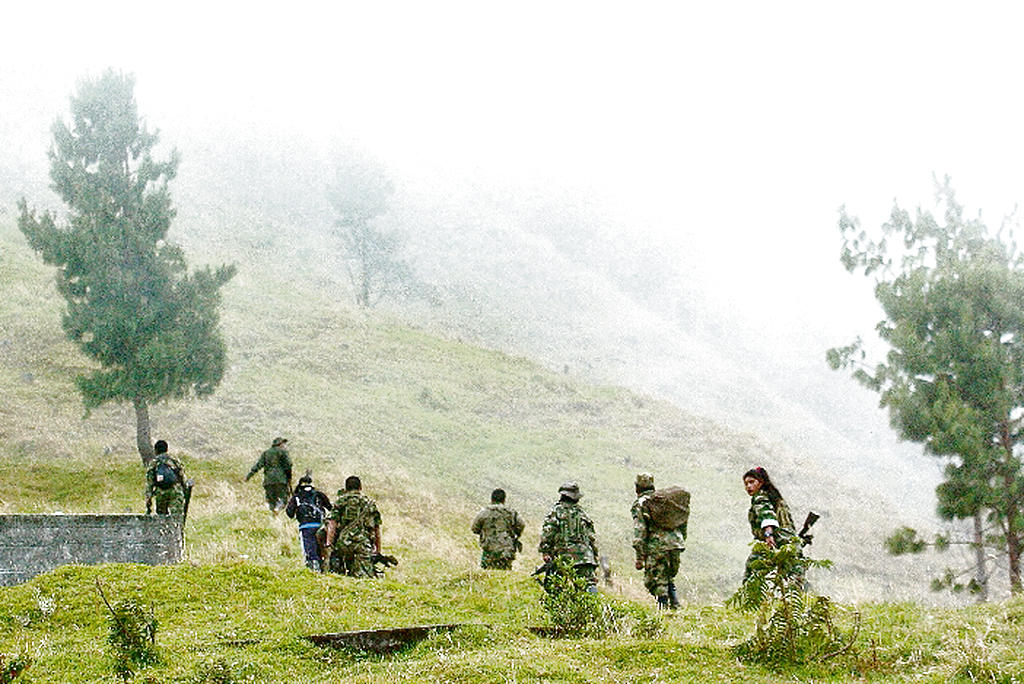 Caos. Miembros de las FARC se enfrentan con el Ejército en Jambaló.(EFE)