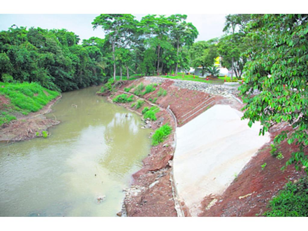 Se han construido taludes en el río Caimito para fortalecer terrenos.(Raimundo Rivera)