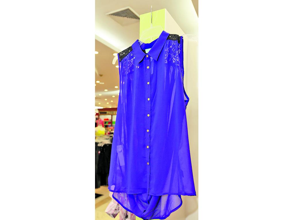 En Conway encuentras una gran variedad de blusas y pantalones con la gusta tendencia. Esta prenda en color morado cuenta con detalles de encaje en los hombros, una propuesta diferente y elegante. El corte de la misma es largo en la parte de atrás y corto
