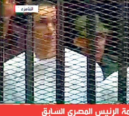 <p>Responsabilidad. Alaa y Gamal Mubarak se declararon inocentes.</p>