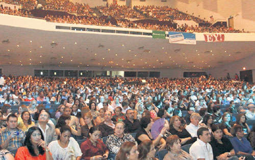 <p>Teatro. Más de dos mil fanáticos disfrutaron del artista.</p>
