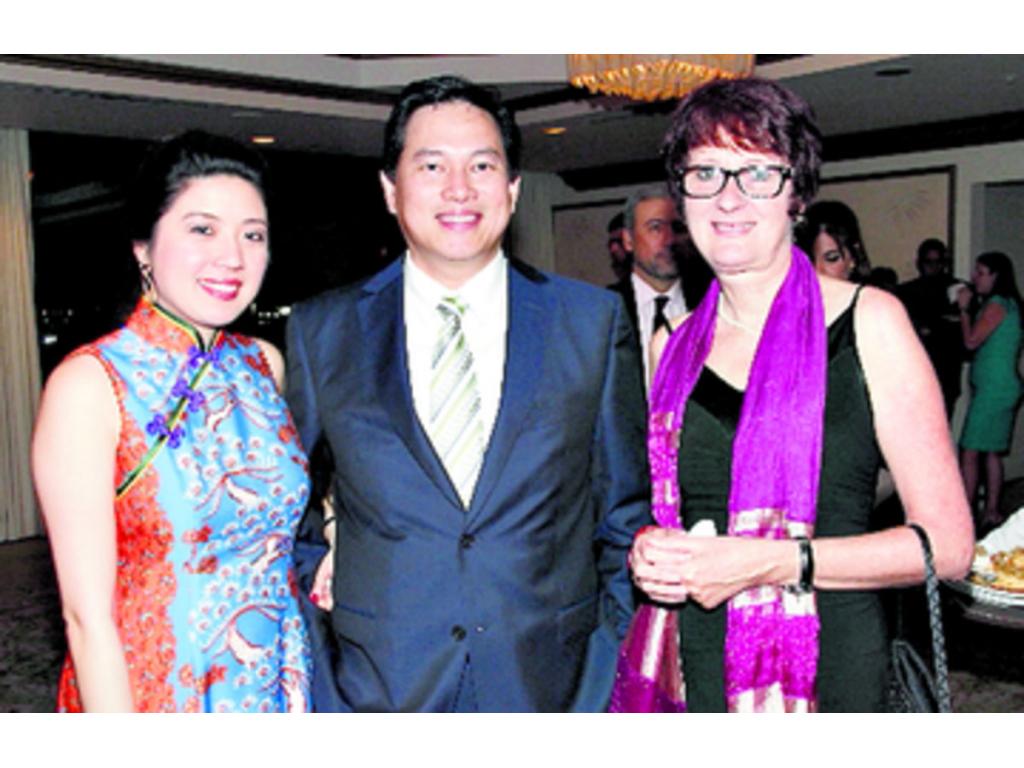 2. Elisa de Lao, Eduardo Lao y Katrin Inghelks.