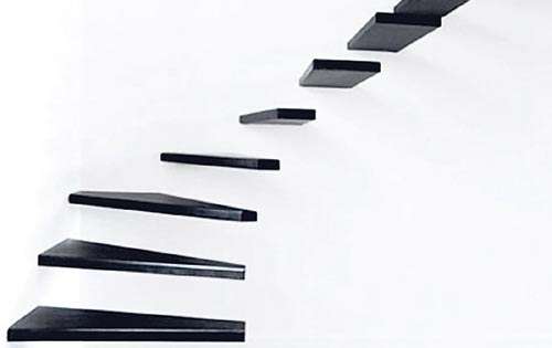 <p>Escalera. Peldaños rectangulares incrustados en la pared. </p>