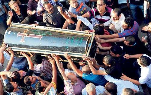 <p>Solidaridad. Miles asistieron al funeral de las víctimas.</p>