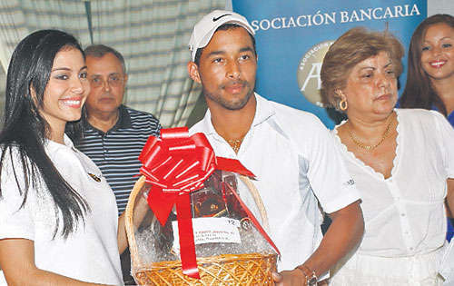 <p>Premiado. Omar Tejeira obtuvo el longest drive.</p>