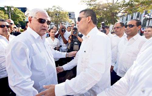 <p>Reacción. El presidente y el alcalde caminaron juntos.</p>