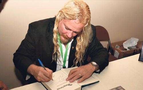 <p>Bestseller. Eduardo Verdumen dedica un ejemplar de Los fantasmas de Anni. </p>