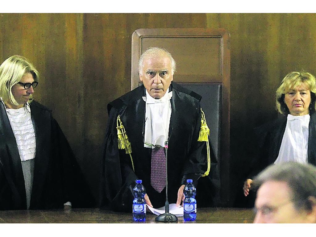 El presidente de la Corte Edoardo D'Avossa (c), y los jueces Teresa Guadaringo e Irene Lupo, leen la sentencia.(EFE)