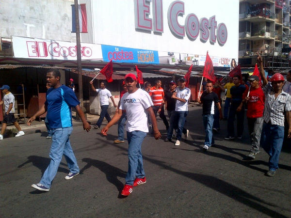 Los trabajadores se dirigen en caravana hacia la Asamblea Nacional. Foto/Noriel Gutiérrez<br>