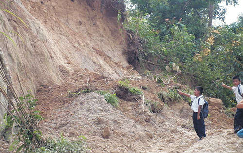 Moradores en el distrito del Barú temen que sus viviendad colapsen por motivo de las lluvias y ante las crecidas constantes de una quebrada /Foto Ilustrativa <br>