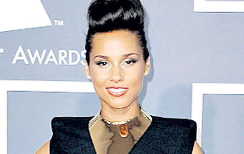 <p>Alicia Keys. La cantante y productora insinuó su curvilíneo cuerpo con este vestido de Alexandre Vauthier.</p>