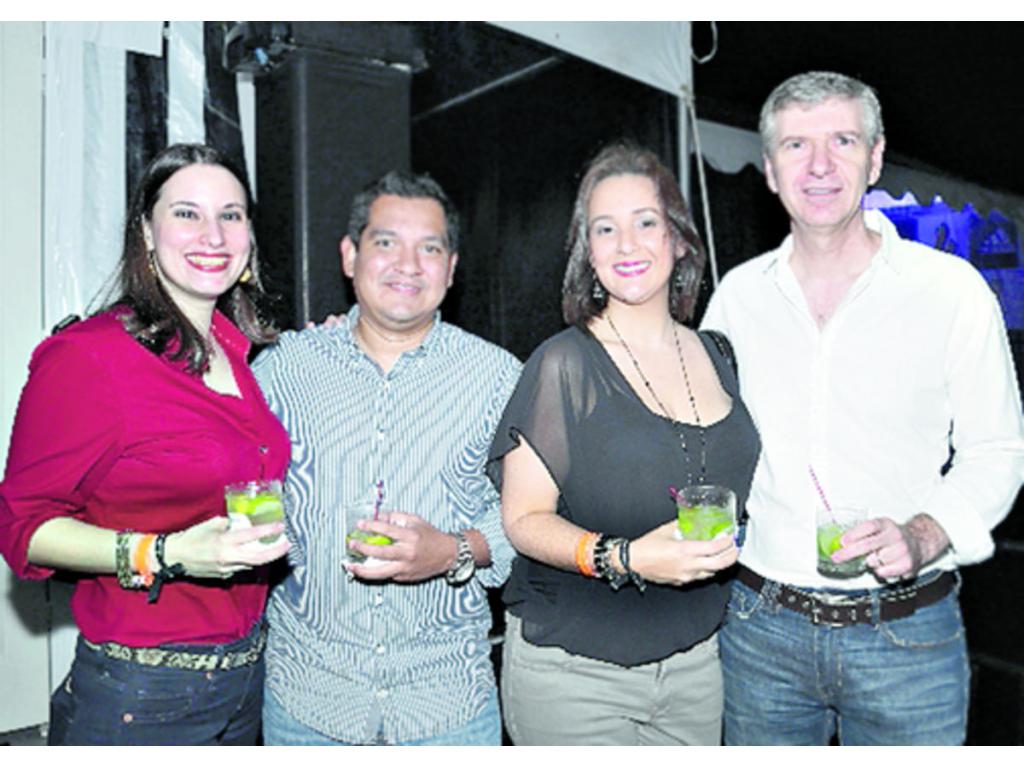 3. Giselle Velarde, Fidel Gallardo, Denise Yanz y Daniel Todo.