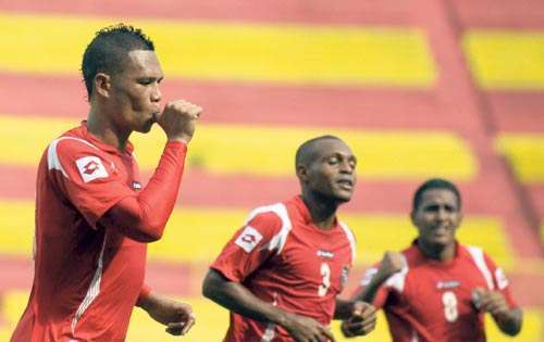 <p>Goleador. Rolando Blackburn (izq.) será la referencia en ataque.</p>