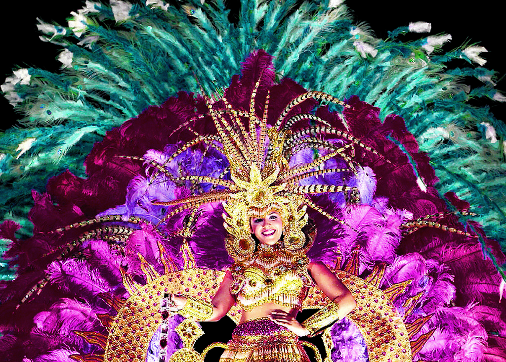 Elaine Malene Cortés es la soberana de la tuna de Calle Arriba de La Villa de Los Santos. Para el último día de Carnaval, lució una alegoría trabajada en dorado, que hacían juego con las plumas en rosa, rojo y turquesa.()