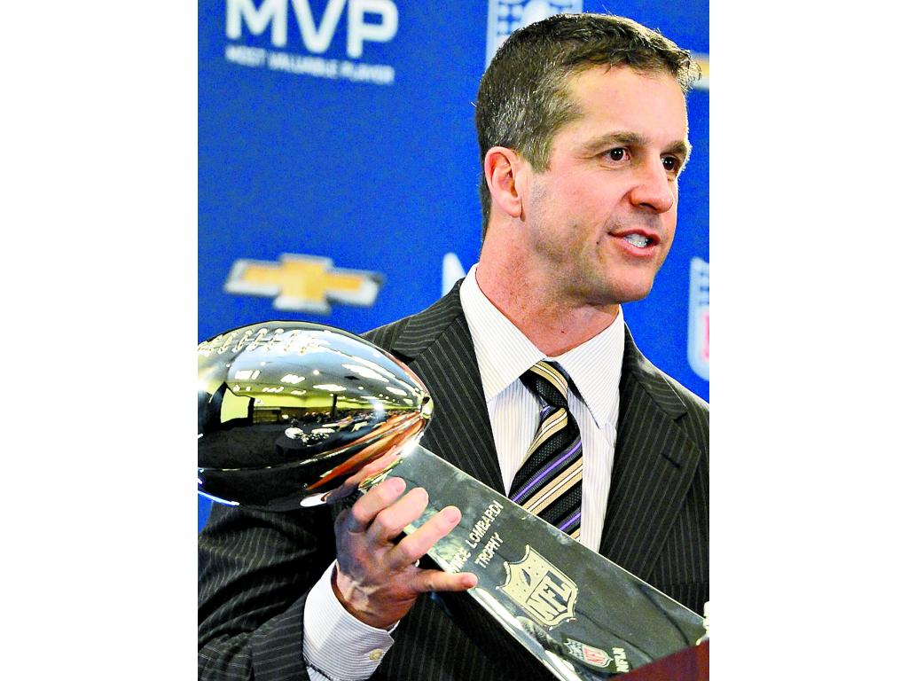 John Harbaugh con el trofeo Vince Lombardi.(EFE)