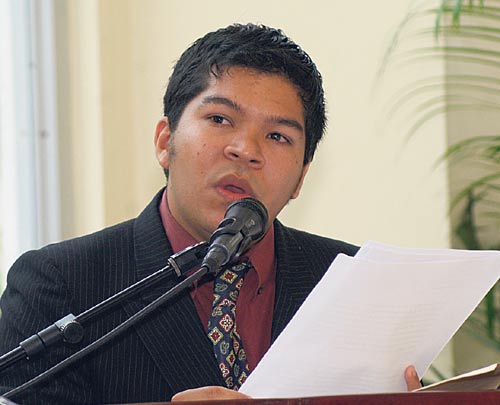 <p>Obra. Javier Alvarado lloró mientras leía su libro.</p>