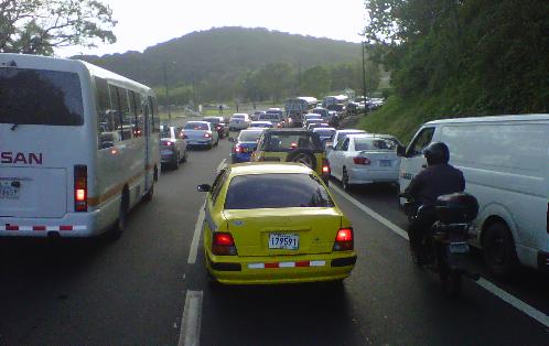 Hay tranque en los accesos al Puente de Las Américas. Foto: Jesús Simons<br>