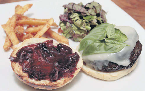 <p></p><p>Hamburguesa con carne Angus.</p>