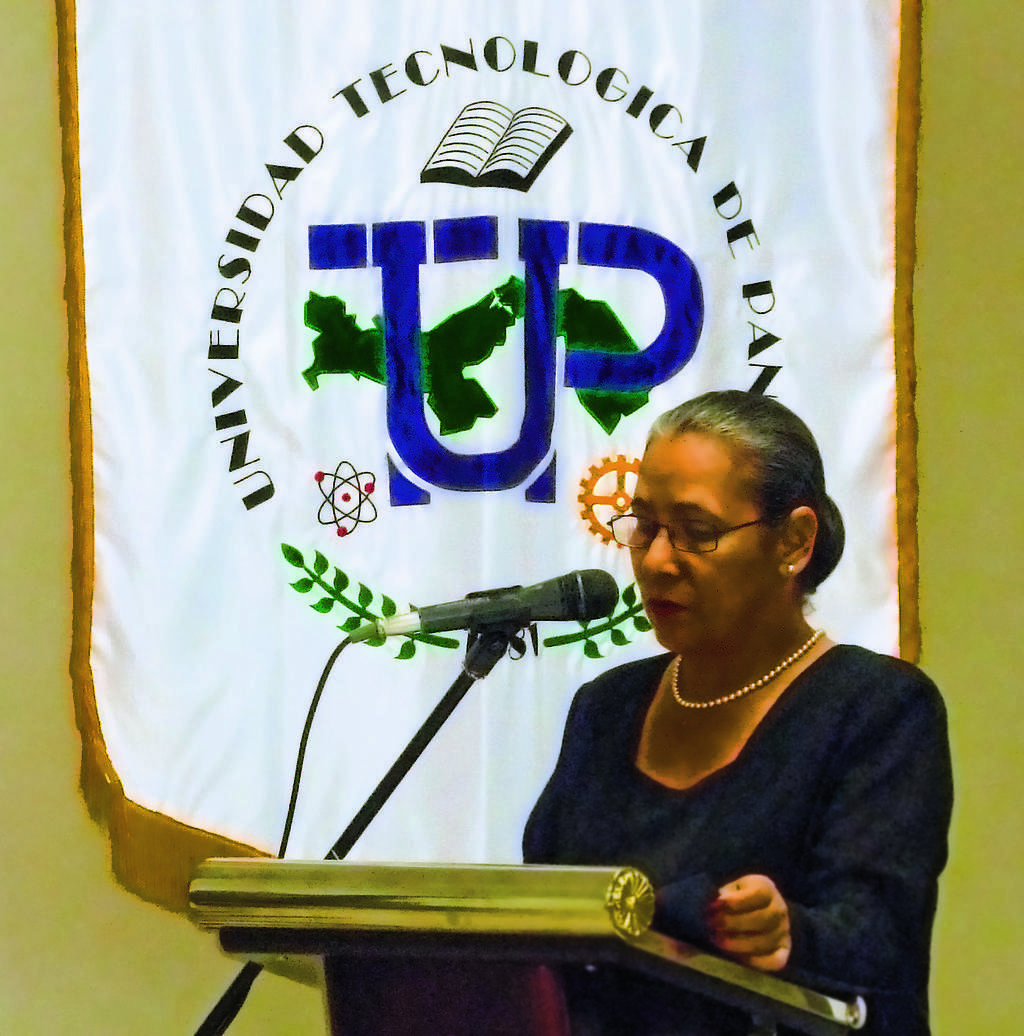 Galardonada. Donna Petrocelli de Him envía su mensaje.(Rosalina Orocú.)