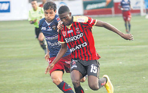 <p>Recambio. Héctor Peñaloza (dcha.), delantero del equipo académico, ingresó en el segundo tiempo.</p>
