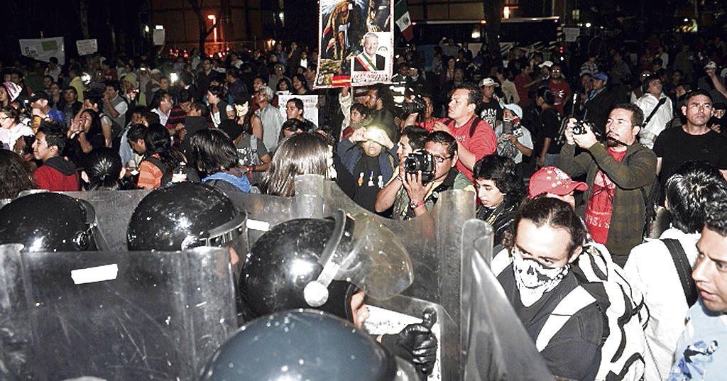 Inquietud. Grupos contra la elección de Peña Nieto.(EFE)