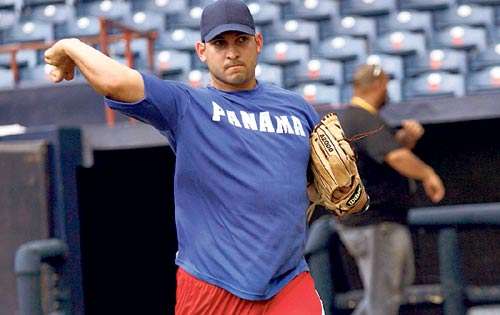 <p>Entrenó. Paolo Espino acondiciona su brazo para hoy.</p>