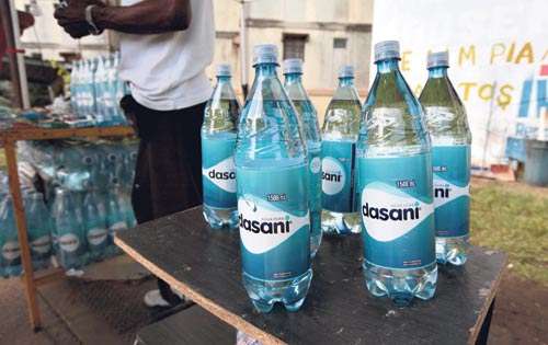 <p>Costo. Otros aprovecharon para vender agua embotellada.</p>
