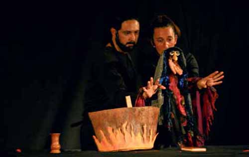 <p>Habilidad. Representar a la bruja evidencia cómo con los dedos, la práctica y la ventriloquía se logran maravillas.</p>