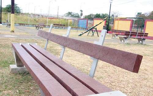 <p>Robo. Con frecuencia las bancas son vandalizadas.</p>