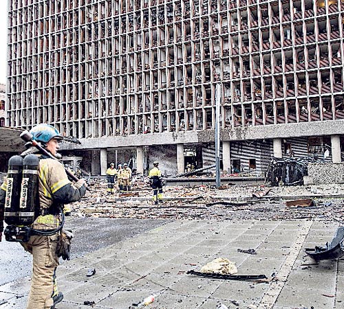 <p></p><p>Seguridad. Los bomberos recorren los edificios dañados.</p>