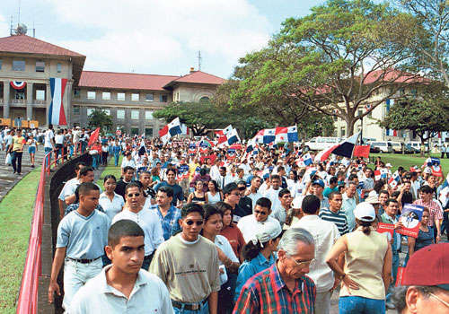 <p>Marcha. Abarrotaron el edificio de la Administración. </p>