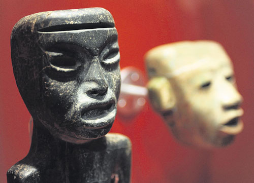 <p>Conglomerado. Esculturas de hombres pertenecientes a la cultura Teotihuacana, que también forman parte de la exposición.</p>