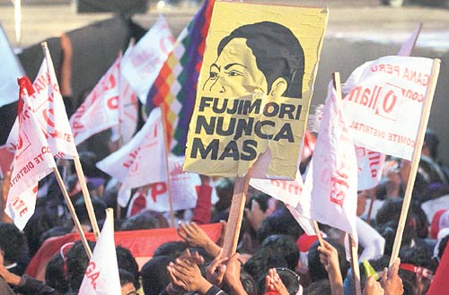 <p>Euforia. Seguidores de Ollanta Humala se toman las calles para celebrar.</p>
