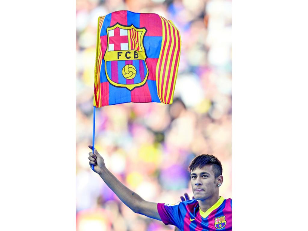 Neymar da Silva sostiene la bandera del club catalán.(AP)