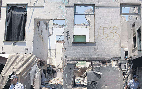 <p>Peligro. Policías hacen una inspección en un edificio abandonado.</p>