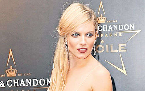 <p>Sienna Miller con este vestido blanco de Christian Dior, bordado con lentejuelas y pedrería. Deslumbró con un maquillaje de los 20.</p>