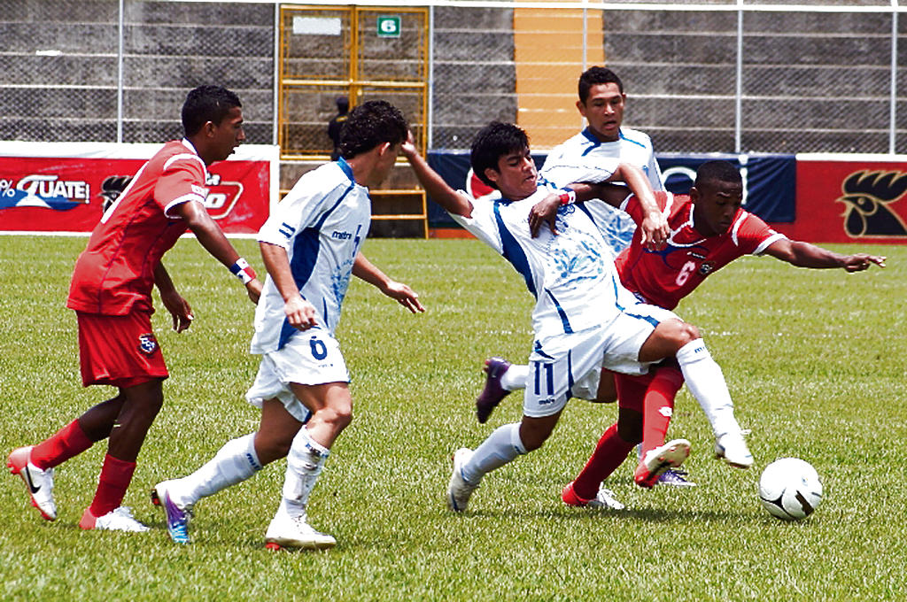 Dominio. Los salvadoreños coparon la media cancha.(Cortesía/Fepafut)