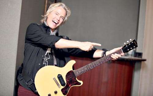 <p>Fiel. La guitarra es su amiga y compañera de batallas.</p>