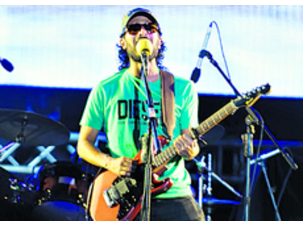Solo Sánchez recargó al público de buena vibra con su música.