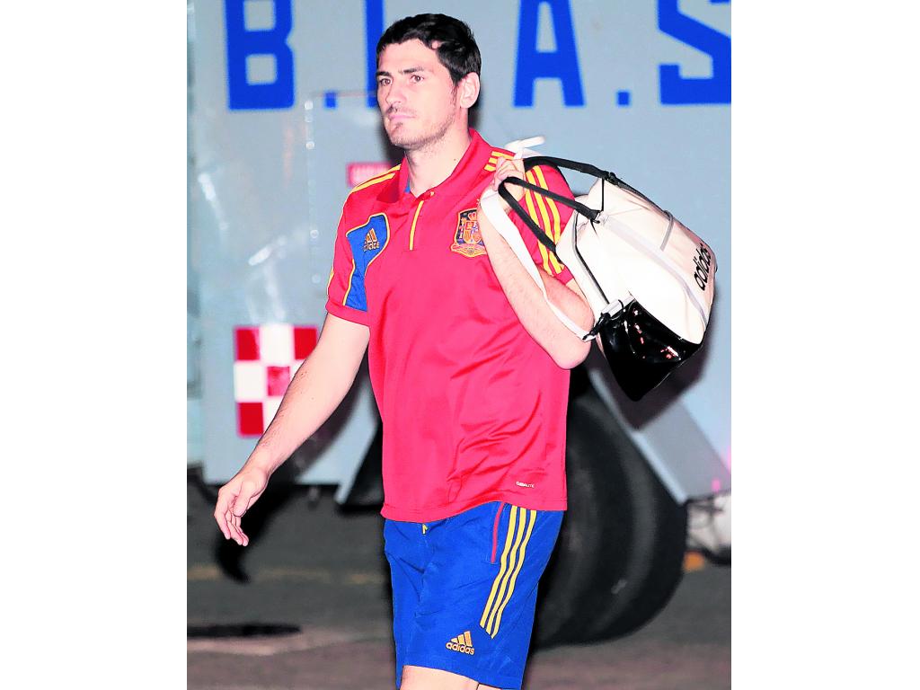 Iker camina hacia el bus.(EFE)