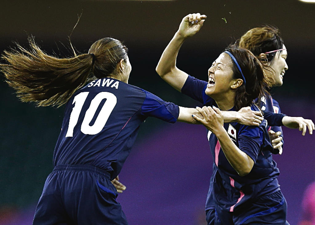 Euforia. Las niponas estallaron en emoción.(AP)