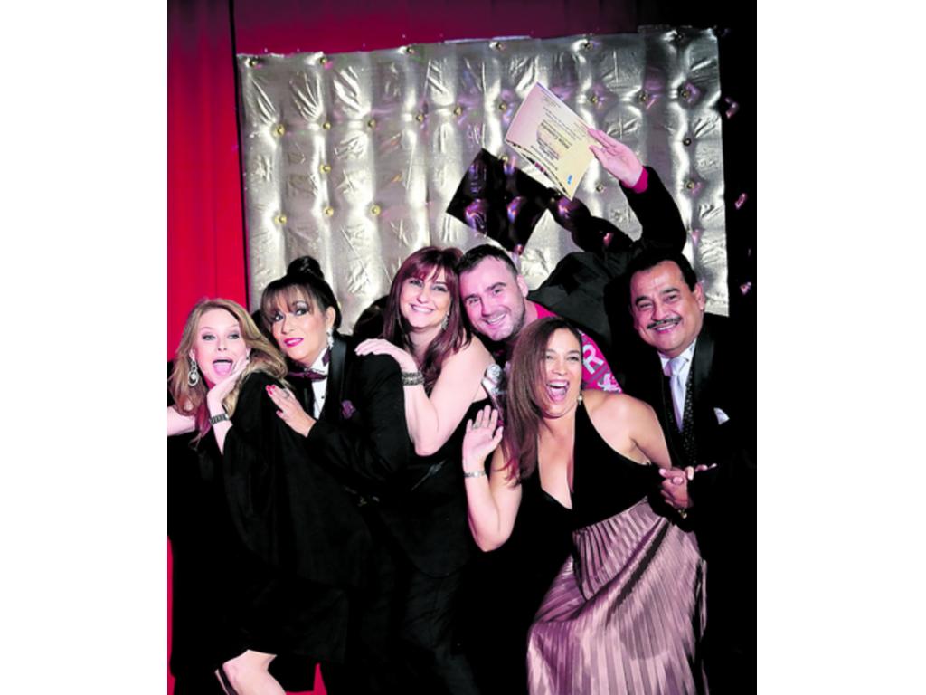 Paulette Thomas, Neysa Ferguson, Stella Lauri y Agustín Goncalves, del elenco de Toc toc, y los productores. La comedia se presentó en Teatro La Quadra del 1 de marzo al 1 de abril, bajo la dirección de Edwin Cedeño.