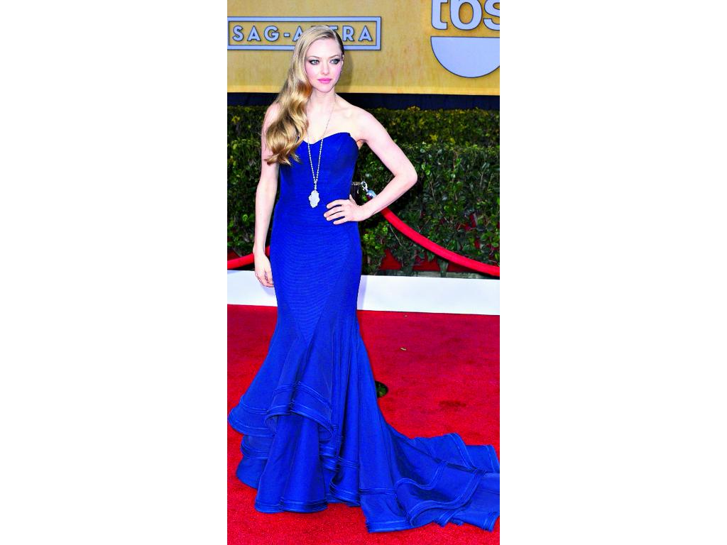 La actriz de la nueva producción cinematográfica Los Miserables apostó por el bello tono azul tinta en un diseño de corte sirena por Zac Posen (Pre-Fall 2013). El mismo cuenta con un escote corazón y detalles de vuelo. La intérprete fue una de