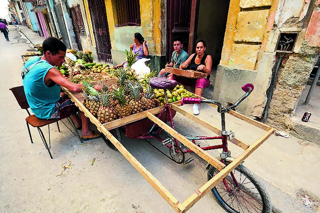 Las reformas buscan mejorar la economía quebrada de Cuba.(EFE)